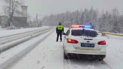 На север Урала вернулась зима: госавтоинспекторы предупредили о заметенных трассах